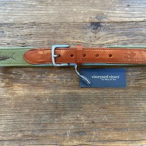 Men’s Vineyard Vines embroidered icon club belt in marine olive.  Sz 32
